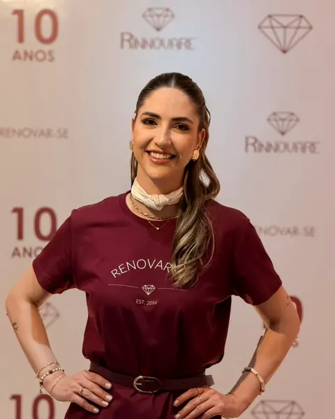 Natália de Villa sorrindo na festa de 10 anos da Rinnovare