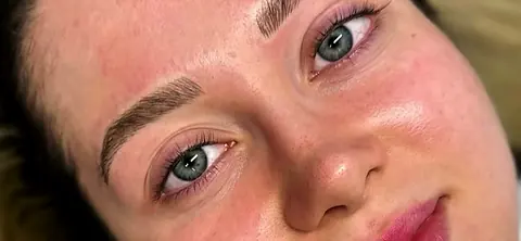 Sobrancelha de cliente com nanopigmentação fio a fio
